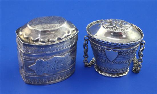 Two late 19th century Dutch 833 standard silver snuff/pill boxes, 1.5in et infra.